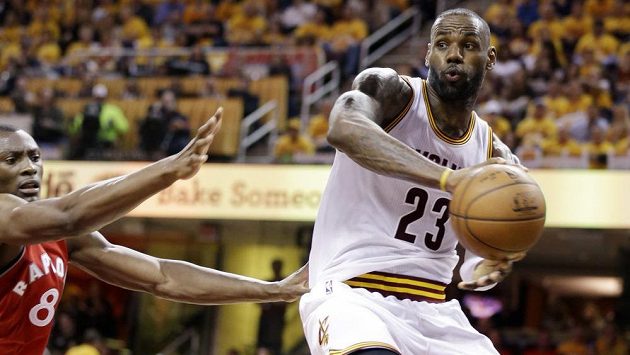 LeBron James (23) z Clevelandu v utkání s Torontem. LeBron James (23) z Clevelandu v utkání s Torontem.