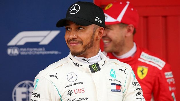 Pilot Mercedesu Lewis Hamilton. Pilot Mercedesu Lewis Hamilton.