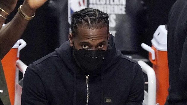 Dvojnásobný šampion NBA Kawhi Leonard z Los Angeles Clippers na lavičce při jednom ze zápasů play off. Dvojnásobný šampion NBA Kawhi Leonard z Los Angeles Clippers na lavičce při jednom ze zápasů play off.