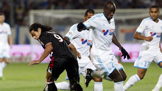 Souleymane Diawara (druhý zprava) z Marseille a Radamel Falcao z Monaka. Souleymane Diawara (druhý zprava) z Marseille a Radamel Falcao z Monaka.