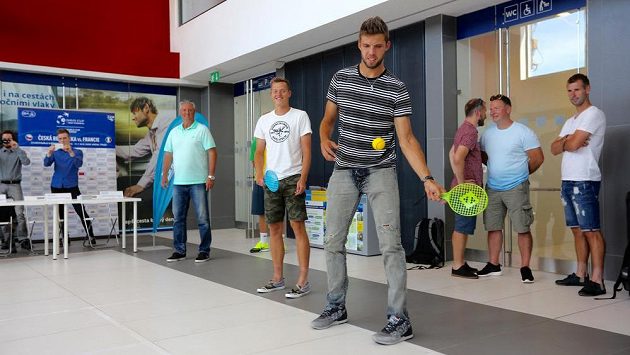 Vpředu zprava tenisté Jiří Veselý a Adam Pavlásek a nehrající kapitán českého daviscupového týmu Jaroslav Navrátil vystoupili 10. července v Třinci na tiskové konferenci k čtvrtfinálovému utkání tenisového Davisova poháru mezi týmy Česka a Francie. Vpředu zprava tenisté Jiří Veselý a Adam Pavlásek a nehrající kapitán českého daviscupového týmu Jaroslav Navrátil vystoupili 10. července v Třinci na tiskové konferenci k čtvrtfinálovému utkání tenisového Davisova poháru mezi týmy Česka a Francie.