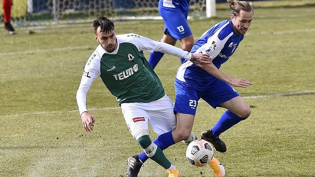 Zleva Tomáš Smejkal z Jablonce a Filip Blecha z Vlašimi během pohárového osmifinále. Zleva Tomáš Smejkal z Jablonce a Filip Blecha z Vlašimi během pohárového osmifinále.