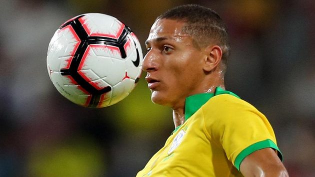 Brazilec Richarlison v akci. Brazilec Richarlison v akci.