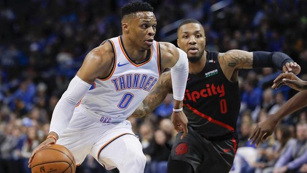 Russell Westbrook při driblinku, zastavit se ho snaží Damian Lillard z Portlandu. Russell Westbrook při driblinku, zastavit se ho snaží Damian Lillard z Portlandu.