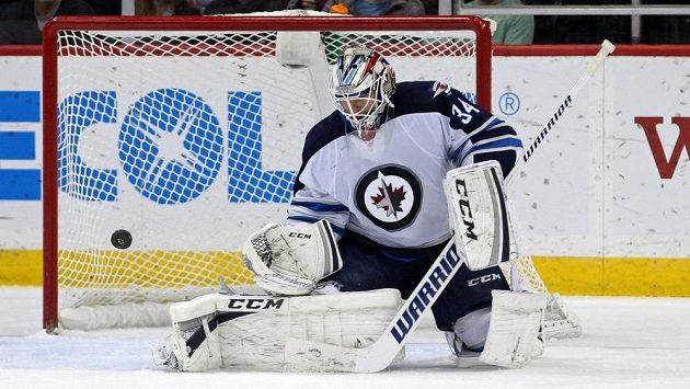Gólman Michael Hutchinson si svými výkony říká o pozici jedničky ve Winnipegu. Gólman Michael Hutchinson si svými výkony říká o pozici jedničky ve Winnipegu.