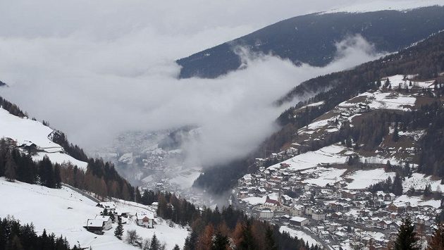 Val Gardena hostí Světový pohár mužů ve sjezdovém lyžování, třetí sjezd sezony však byl zrušen kvůli špatnému počasí. Val Gardena hostí Světový pohár mužů ve sjezdovém lyžování, třetí sjezd sezony však byl zrušen kvůli špatnému počasí.