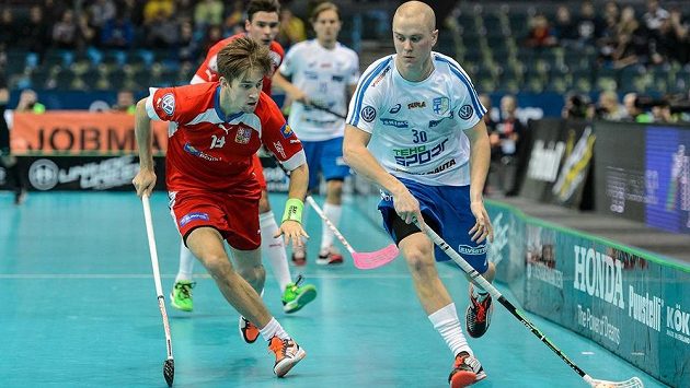 Český útočník Patrik Dóža (vlevo) v souboji s Finem Laurim Stenforsem. Český útočník Patrik Dóža (vlevo) v souboji s Finem Laurim Stenforsem.
