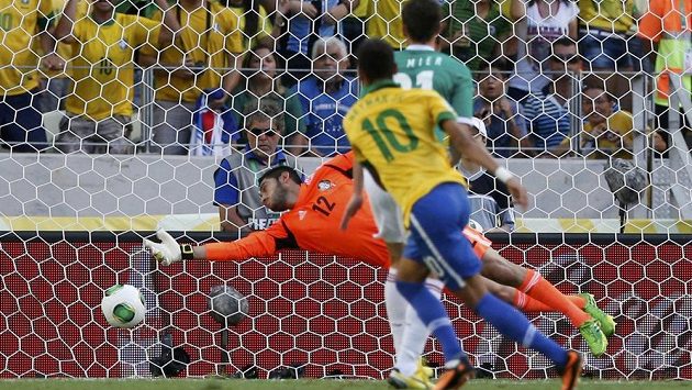 Brazilská hvězda Neymar (č. 10) otevřel skóre utkání Poháru FIFA proti Mexiku. Brazilská hvězda Neymar (č. 10) otevřel skóre utkání Poháru FIFA proti Mexiku.