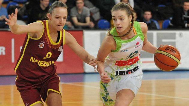 Brněnská basketbalistka Klára Křivánková (vpravo) a Jelena Kirillovová z Orenburgu v zápase Evropské ligy. Brněnská basketbalistka Klára Křivánková (vpravo) a Jelena Kirillovová z Orenburgu v zápase Evropské ligy.