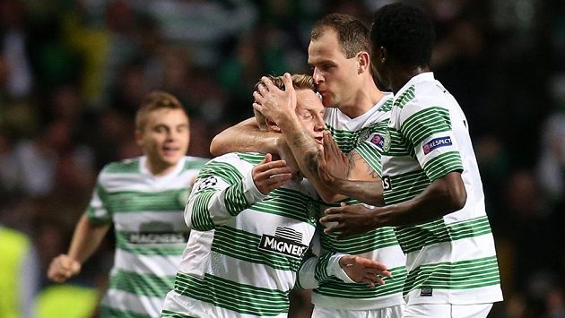 Kris Commons (vlevo) ze Celtiku Glasgow slaví gól do sítě Šachťoru Karaganda. Kris Commons (vlevo) ze Celtiku Glasgow slaví gól do sítě Šachťoru Karaganda.