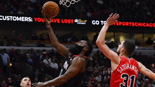 Hráče Houstonu Rockets, Jamese Hardena (vlevo), nezastavil ani Satoranský. Hráče Houstonu Rockets, Jamese Hardena (vlevo), nezastavil ani Satoranský.