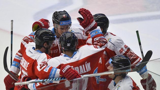 Hokejisté Olomouce se radují z gólu proti Plzni. Hokejisté Olomouce se radují z gólu proti Plzni.
