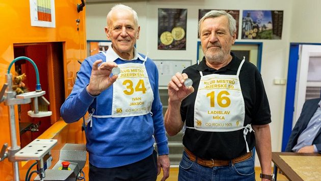 Ivan Jaksch (vlevo) a Ladislav Míka v mincovně. Ivan Jaksch (vlevo) a Ladislav Míka v mincovně.