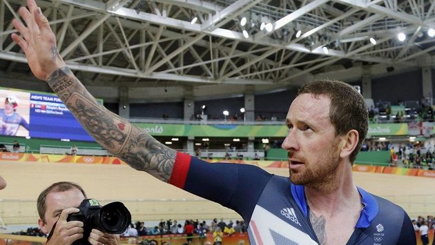 Bradley Wiggins se podílel na britském triumfu ve finále stíhacího závodu na 4 km, s osmi cennými kovy je nejúspěšnějším sportovcem své země všech dob. Bradley Wiggins se podílel na britském triumfu ve finále stíhacího závodu na 4 km, s osmi cennými kovy je nejúspěšnějším sportovcem své země všech dob.