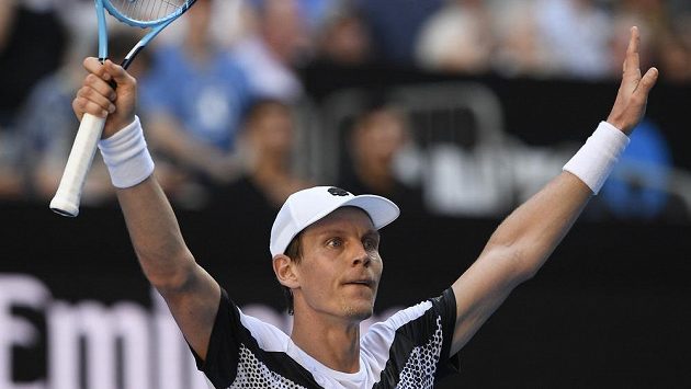 Tomáš Berdych slaví výhru v 1. kole Australian Open. Tomáš Berdych slaví výhru v 1. kole Australian Open.