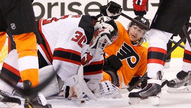 Útočník Philadelphie Flyers Jakub Voráček (93) v závaru před brankářem New Jersey Devils Martinem Brodeurem. Útočník Philadelphie Flyers Jakub Voráček (93) v závaru před brankářem New Jersey Devils Martinem Brodeurem.