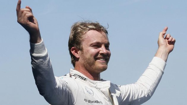 Neměcký pilot Rosberg oslavuje okamžik, na který čekal od začátku sezóny. Neměcký pilot Rosberg oslavuje okamžik, na který čekal od začátku sezóny.