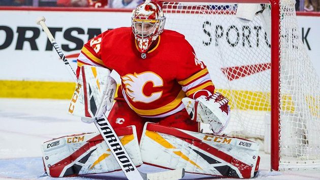 Brankář Calgary David Rittich (33) v duelu s Torontem. Brankář Calgary David Rittich (33) v duelu s Torontem.