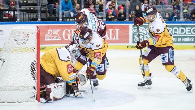 Petr Kumstát dává druhý gól Sparty, v jihlavském dresu zleva brankář Jakub Škarek, obránce Jan Zdráhal a útočník Josef Skořepa . Petr Kumstát dává druhý gól Sparty, v jihlavském dresu zleva brankář Jakub Škarek, obránce Jan Zdráhal a útočník Josef Skořepa .