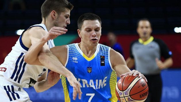 Ukrajinec Denis Lukašov v nájezdu pod slovinský koš, brání ho Aleksej Nikolič. Ukrajinec Denis Lukašov v nájezdu pod slovinský koš, brání ho Aleksej Nikolič.