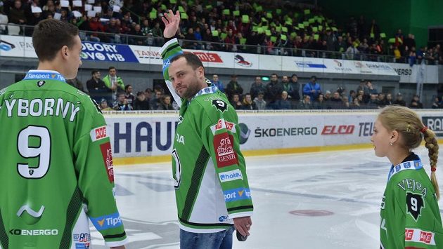 Pětinásobný mistr světa David Výborný (uprostřed) se před zápasem Mladé Boleslavi se Spartou rozloučil se svou bohatou hráčskou kariérou. Pětinásobný mistr světa David Výborný (uprostřed) se před zápasem Mladé Boleslavi se Spartou rozloučil se svou bohatou hráčskou kariérou.