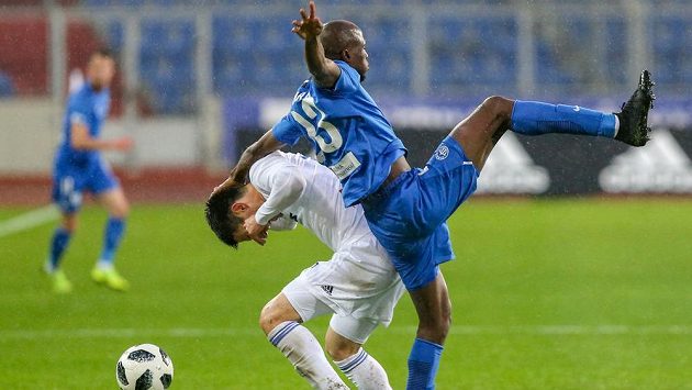 Robert Hrubý z Baníku Ostrava a Kamso Mara z Liberce v akci během utkání 3. kola nadstavby první fotbalové ligy. Robert Hrubý z Baníku Ostrava a Kamso Mara z Liberce v akci během utkání 3. kola nadstavby první fotbalové ligy.