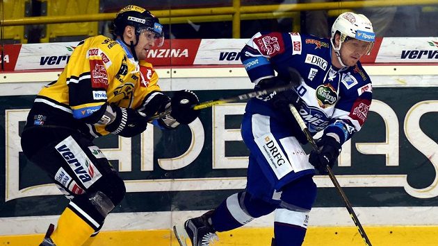 Zleva litvínovský hráč Zbyněk Sklenička a Martin Erat z Brna. Zleva litvínovský hráč Zbyněk Sklenička a Martin Erat z Brna.