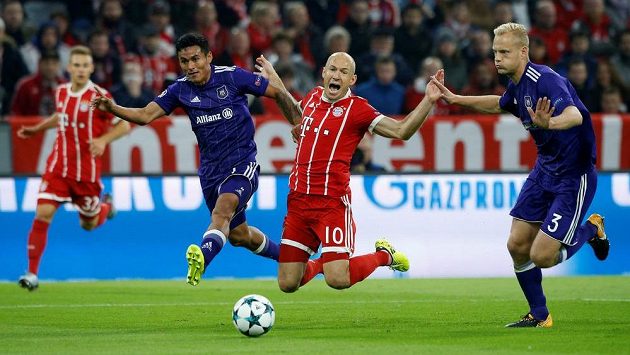 Fotbalisté Anderlechtu prohráli v Lize mistrů s Bayernem, vedení belgického mistra teď odvolalo kouče Reného Weilera. Fotbalisté Anderlechtu prohráli v Lize mistrů s Bayernem, vedení belgického mistra teď odvolalo kouče Reného Weilera.