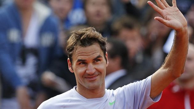 Švýcar Roger Federer zdraví diváky po postupu do 3. kola French Open. Švýcar Roger Federer zdraví diváky po postupu do 3. kola French Open.