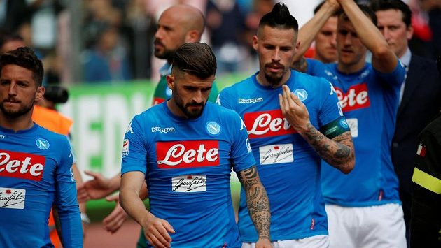 Titul je v trapu... Zklamaní fotbalisté Neapole po remíze s Turínem, s kapitánskou páskou Marek Hamšík. Titul je v trapu... Zklamaní fotbalisté Neapole po remíze s Turínem, s kapitánskou páskou Marek Hamšík.