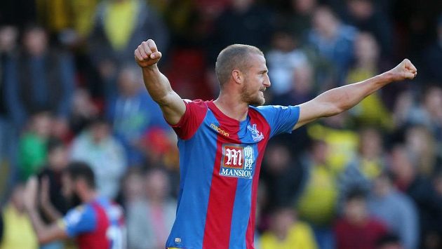 Brede Hangeland z Crystal Palace se raduje z vítězství nad Watfordem. Brede Hangeland z Crystal Palace se raduje z vítězství nad Watfordem.