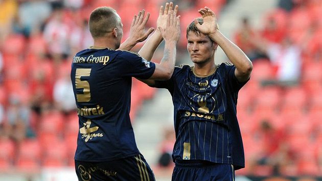 Fotbalisté Sigmy Olomouc Jan Javůrek (vlevo) a Pavel Dreksa slaví vítězství na hřišti pražské Slavie. Fotbalisté Sigmy Olomouc Jan Javůrek (vlevo) a Pavel Dreksa slaví vítězství na hřišti pražské Slavie.