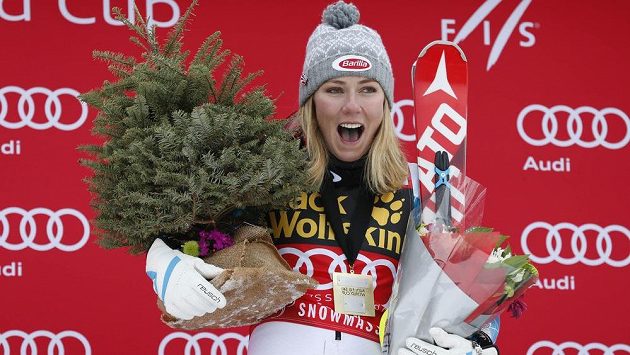Mikaela Shiffrinová na pódiu po triumfu ve SP v Aspenu. Mikaela Shiffrinová na pódiu po triumfu ve SP v Aspenu.