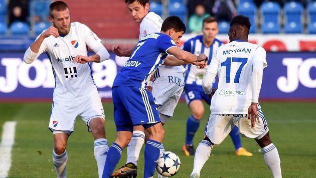 Zleva Martin Šindelář a Oleksandr Azackij z Baníku, Ruslan Mingazov z Mladé Boleslavi a Jean-Pierre Morgan z Baníku během utkání 13. kola HET ligy. Zleva Martin Šindelář a Oleksandr Azackij z Baníku, Ruslan Mingazov z Mladé Boleslavi a Jean-Pierre Morgan z Baníku během utkání 13. kola HET ligy.