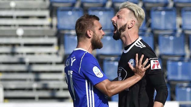 Brankář Olomouce Michal Reichl si po chycené penaltě pořádně zařval. Gratulaci přijímá od spoluhráče Martina Sladkého. Brankář Olomouce Michal Reichl si po chycené penaltě pořádně zařval. Gratulaci přijímá od spoluhráče Martina Sladkého.