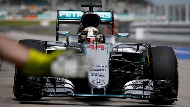 Lewis Hamilton na kvalifikaci v Malajsii. Lewis Hamilton na kvalifikaci v Malajsii.