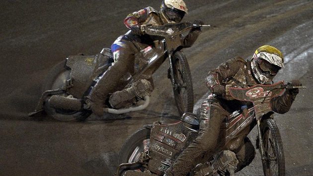 Memoriál Luboše Tomíčka, závod na ploché dráze, se opět díky husté dešti proměnil v bahenní souboje na motocyklech. Kvůli počasí se nakonec ani neodjely všechny jízdy. Vpředu na snímku Michael Hartel z Německa, za ním český závodník Josef Franc. Memoriál Luboše Tomíčka, závod na ploché dráze, se opět díky husté dešti proměnil v bahenní souboje na motocyklech. Kvůli počasí se nakonec ani neodjely všechny jízdy. Vpředu na snímku Michael Hartel z Německa, za ním český závodník Josef Franc.