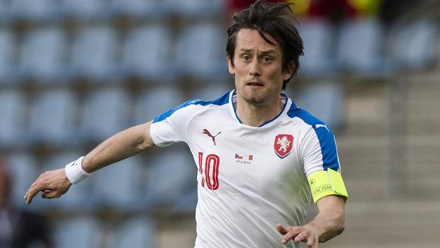 Tomáš Rosický znovu navlékl kapitánskou pásku českého národního týmu. Tomáš Rosický znovu navlékl kapitánskou pásku českého národního týmu.