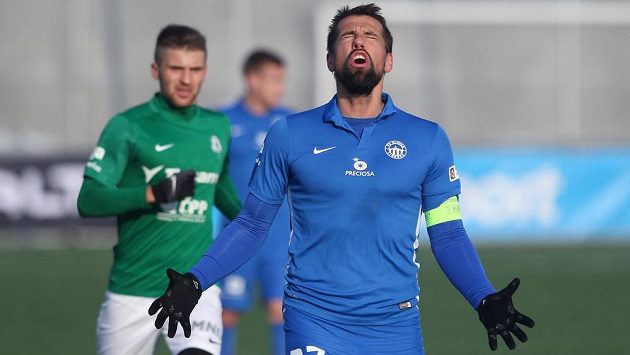 Zklamaný Milan Baroš z Liberce v derby s Jabloncem. Zklamaný Milan Baroš z Liberce v derby s Jabloncem.