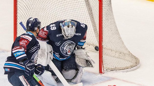 Liberecký hokejista Michal Bulíř sleduje, jak zasahuje v brance jeho spoluhráč Dominik Hrachovina. Všemu přihlíží Wojciech Wolski z Třince. Liberecký hokejista Michal Bulíř sleduje, jak zasahuje v brance jeho spoluhráč Dominik Hrachovina. Všemu přihlíží Wojciech Wolski z Třince.