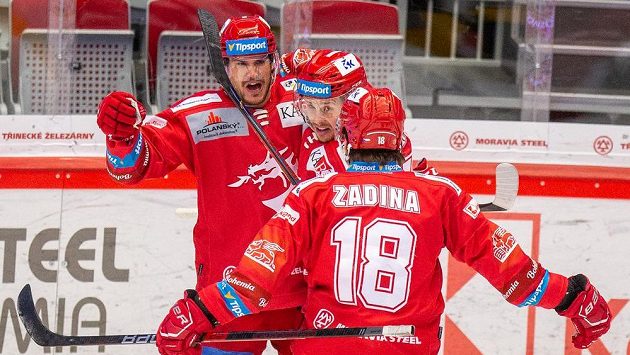 Třinecká gólová radost. Zleva Tomáš Kundrátek, Jan Jaroměřský a Filip Zadina. Třinecká gólová radost. Zleva Tomáš Kundrátek, Jan Jaroměřský a Filip Zadina.