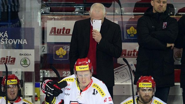 Zklamaný trenér Hradce Peter Draisaitl (uprostřed) během prvního zápasu čtvrtfinále play off na Spartě. Zklamaný trenér Hradce Peter Draisaitl (uprostřed) během prvního zápasu čtvrtfinále play off na Spartě.