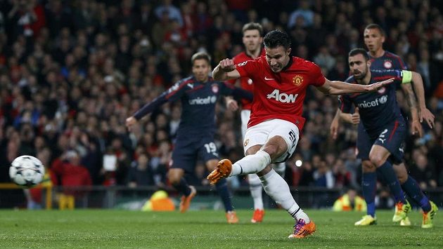 Útočník Manchesteru United Robin van Persie proměňuje penaltu proti Olympiakosu. Útočník Manchesteru United Robin van Persie proměňuje penaltu proti Olympiakosu.
