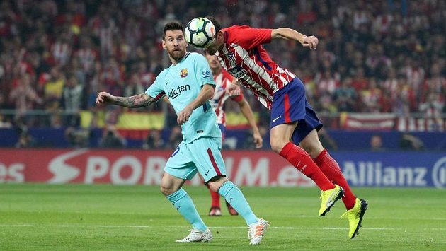 Klenot Barcelony Lionel Messi (vlevo) bojuje o míč s Diegem Godínem z Atlétika Madrid. Klenot Barcelony Lionel Messi (vlevo) bojuje o míč s Diegem Godínem z Atlétika Madrid.