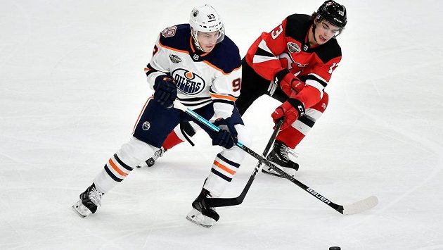 Edmontonský Ryan Nugent-Hopkins (vlevo) a Nico Hischier z New Jersey. Edmontonský Ryan Nugent-Hopkins (vlevo) a Nico Hischier z New Jersey.