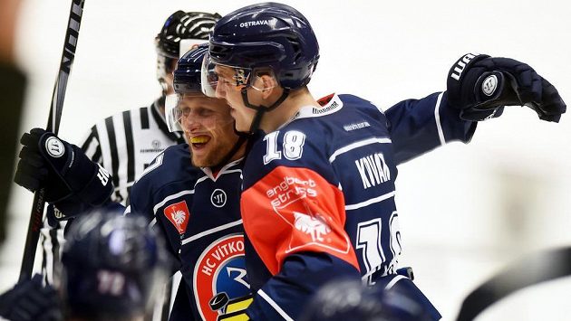 Vítkovický útočník Radoslav Tybor (vlevo) a obránce Ostravanů Lukáš Kovář se radují z postupu do čtvrtfinále Ligy mistrů. Vítkovický útočník Radoslav Tybor (vlevo) a obránce Ostravanů Lukáš Kovář se radují z postupu do čtvrtfinále Ligy mistrů.