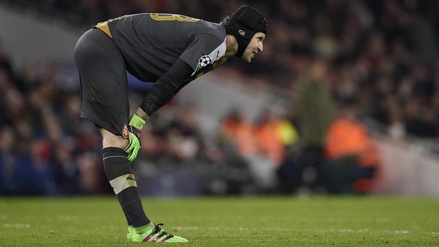 Zklamaný brankář Arsenalu Petr Čech po porážce 0:2 s Barcelonou. Zklamaný brankář Arsenalu Petr Čech po porážce 0:2 s Barcelonou.