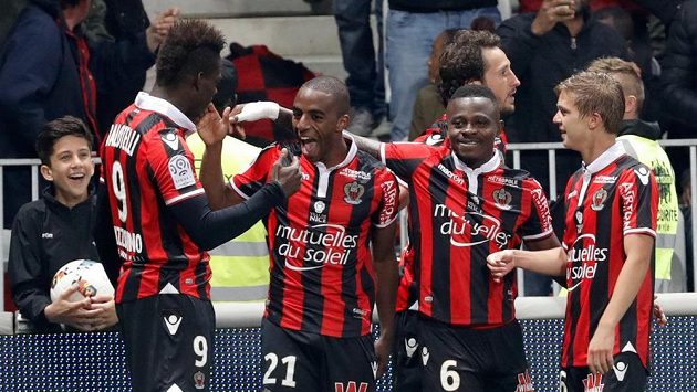 Fotbalisté Nice oslavují branku Ricarda (druhý zleva) ve šlágru kola proti PSG. Fotbalisté Nice oslavují branku Ricarda (druhý zleva) ve šlágru kola proti PSG.