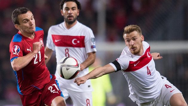 Český útočník David Lafata (27) a Aziz Serdar (4) z Turecka. Český útočník David Lafata (27) a Aziz Serdar (4) z Turecka.