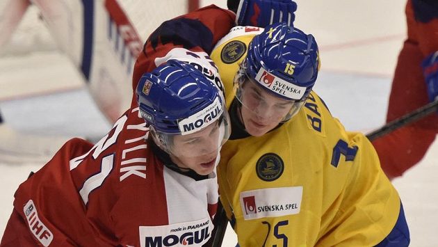 V souboji Jaromír Pytlík (vlevo) a Linus Öberg ze Švédska. V souboji Jaromír Pytlík (vlevo) a Linus Öberg ze Švédska.
